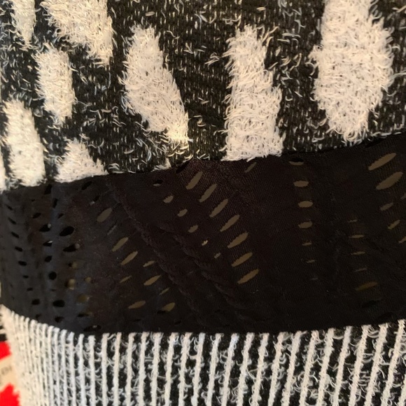 🌱 Brand New 24K, Canadian Black & White Long Sleeve Tunic - Picture 3 of 4